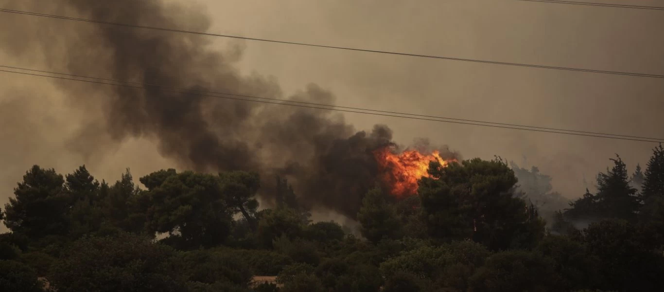 Η φωτιά μπήκε στο ρέμα της Χελιδονούς και στο αεροδρόμιο του Τατοΐου - Καίγονται σπίτια στις Αδάμες (upd)